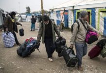 Policía evacúa el mayor campamento de inmigrantes de París francia