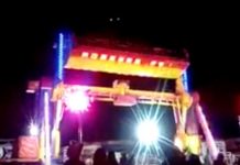 Mujer murió luego de caer con su hija de un juego mecánico en México penjamo