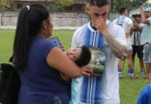 Periodista realiza su trabajo con su hijo en brazos y las redes le alaban argentina