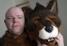 Hombre que se cree perro ladra y muerde a quien se le acerque inglaterra