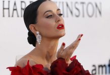 Katy Perry se tatúa junto con sus fans estados unidos