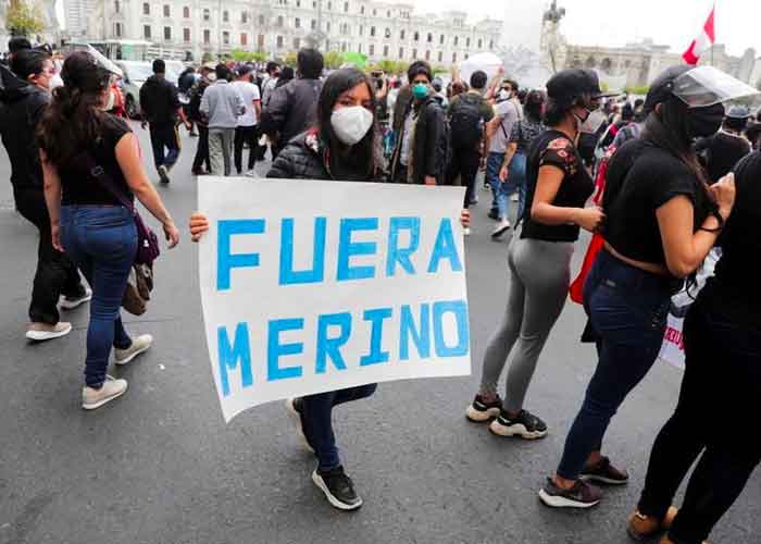 peruanos-celebran peru