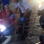 Motorizado con múltiples golpes al ser impactado por una camioneta camioneta