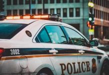 Así se escapó un ladrón que llevaban esposado en una patrulla de policía asi se escapo