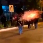 Policías de Estados Unidos en la mira por disparar granada de humo en la cabeza a un hombre policia de michigan