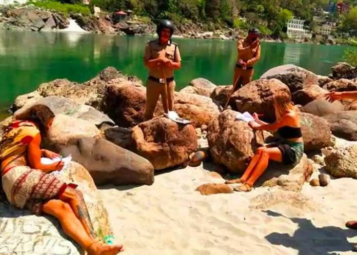 policia-india-obliga india