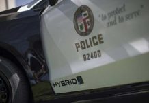 Suspenden a policía de Los Ángeles captado manoseando un cadáver estados unidos