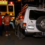 Falta de pericia provoca colisión entre bus y carro incidente entre bus y carro