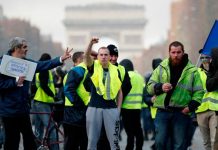 En el acto 17 de chalecos amarillos miles protestan con ellos chalecos amarillos