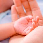 El dolor de tu bebé en procedimientos médicos puede reducir con caricias bebes