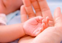 El dolor de tu bebé en procedimientos médicos puede reducir con caricias bebes