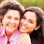 Los latinos tardan en envejecer y viven por más tiempo latinas