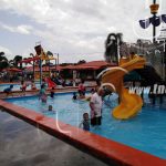 Leoneses disfrutan los sitios de recreación en unidad familiar leon