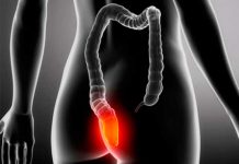 Permanecer en el baño con el celular podría causarte hemorroides
