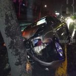 Conductor deja su camioneta hecha chatarra al chocar contra un árbol accidente de transito