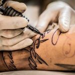 Realizarse tatuajes es uno de los mayores factores de riesgo de hepatitis C tatuajes
