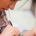 Los jóvenes que se autolesionan son más propensos a cometer delitos violentos autolesiones