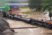 Fuertes lluvias provocan descarrilamiento de tren en Morelia, México tren descarrilado