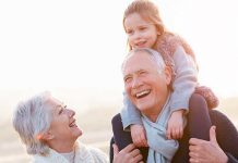 Los abuelos que conviven con sus nietos viven más abuelos