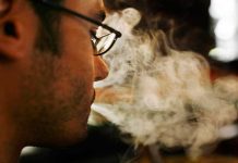 Beber alcohol y fumar incrementa el riesgo de sufrir cáncer de esófago bebidas alcoholicas
