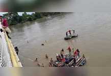 Migrantes retan a la muerte al lanzarse desde puente para cruzar a México migrantes