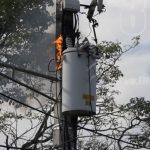 Poste de tendido eléctrico toma fuego en barrio El Redentor nicaragua