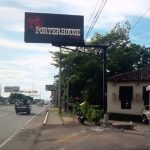 Camioneta se estrella con portón de restaurante en Ctra. a Masaya nicaragua