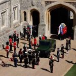 Mujer que corrió en topless en funeral del príncipe Felipe enfrentará a la corte reino unido