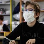 Francia: Maestros podrán quitarse la mascarilla si están a dos metros europa