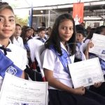 Niños y niñas de primaria se promocionan en colegios de Granada nicaragua