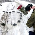 Militar construye un corazón con 16 tanques para pedirle matrimonio a su novia rusia
