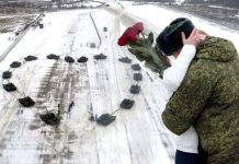Militar construye un corazón con 16 tanques para pedirle matrimonio a su novia rusia