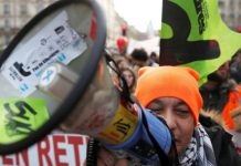Policía lanza gases lacrimógenos durante jornada de protesta en París francia