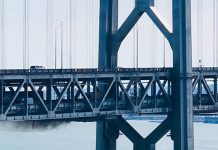 Incendio debajo de un puente en San Francisco interrumpe el tráfico puente