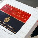 RAE: Ahora es correcto decir «subir arriba» y «bajar abajo» relaciones sexuales