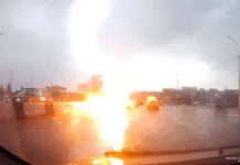 Captan cómo un rayo impactó dos veces a un auto rusia