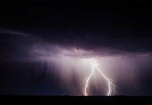 Reportero estuvo a punto de ser impactado por un rayo en Arizona arizona