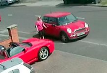 Desquiciada ralla vehículos de lujos en la calle, mira con qué desquiciada