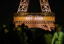 Reabren torre Eiffel tras incidente con escalador francia