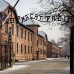 Penas de cárcel y multas por una protesta nudista con sacrificio animal en Auschwitz
