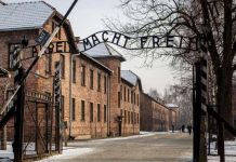 Penas de cárcel y multas por una protesta nudista con sacrificio animal en Auschwitz