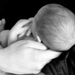 Se niega a firmar certificado su bebé porque la novia le puso el nombre del ex certificado