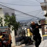 Hombre armado mantiene cuatro rehenes en un bar de Rio brasil