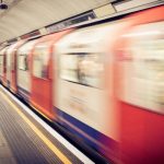 Una familia completa caen en las vías del metro y un tren les pasa encima mujer