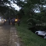 Camioneta se da vuelta en una curva de Boaco nicaragua