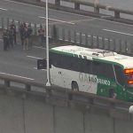 Policía dispara a secuestrador y libera a rehenes de un autobús brasil