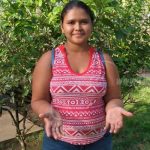 Las manos trabajadoras de la joven Rita en Nueva Guinea nicaragua