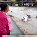 Rescatan a repartidor que fue arrastrado por corriente en Colima, México mexico