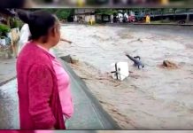 Rescatan a repartidor que fue arrastrado por corriente en Colima, México mexico
