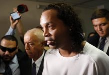 Ronaldinho comparece esposado en audiencia en Paraguay ronaldinho
